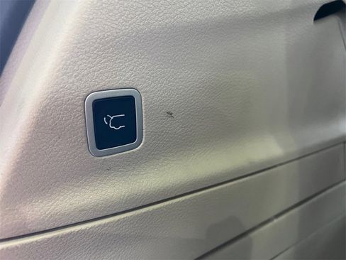 Used 2024 Chrysler Pacifica Select image 7