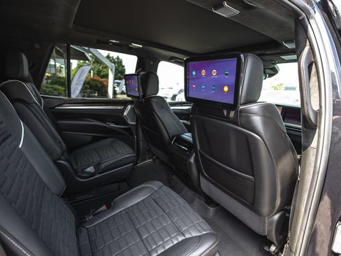Used 2025 Cadillac Escalade Sport Platinum w/ LPO, Floor Liner Package AWD/4WD image 30