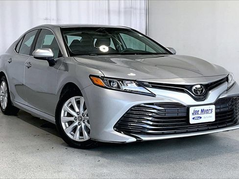Used 2018 Toyota Camry LE FWD image 34