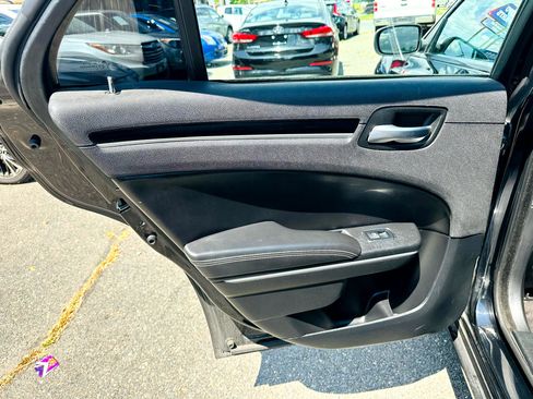 Used 2019 Chrysler 300 S image 29
