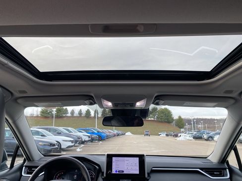 Used 2023 Toyota RAV4 XLE Premium image 21