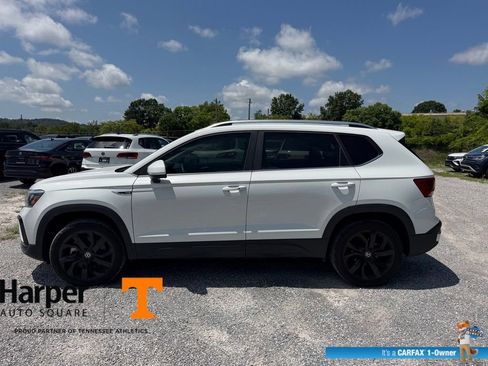 Used 2023 Volkswagen Taos SE w/ Panoramic Sunroof Package FWD image 2