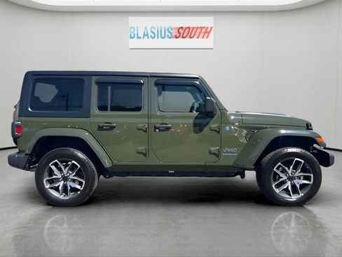 Used 2024 Jeep Wrangler Unlimited w/ Convenience Group AWD/4WD image 2