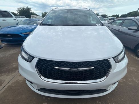 Used 2022 Chrysler Pacifica Touring-L FWD image 3