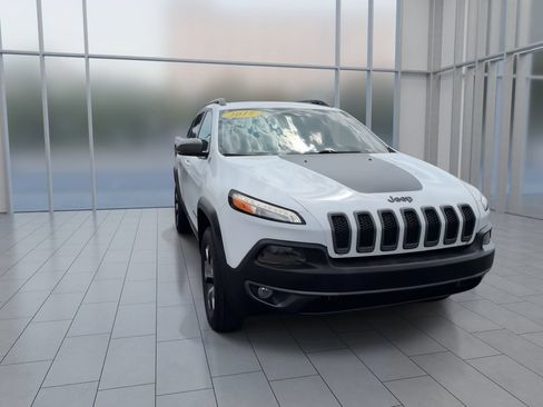 Used 2017 Jeep Cherokee Trailhawk AWD/4WD image 3