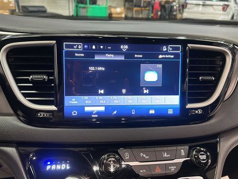 Used 2025 Chrysler Pacifica Select FWD image 14