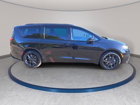 New 2026 Chrysler Pacifica Limited AWD/4WD image 4
