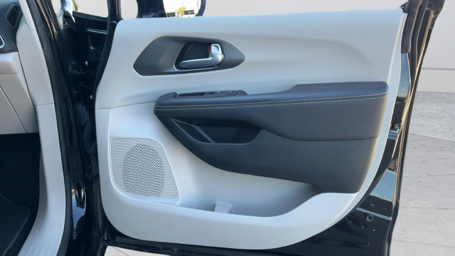 Used 2024 Chrysler Pacifica Touring-L FWD image 22