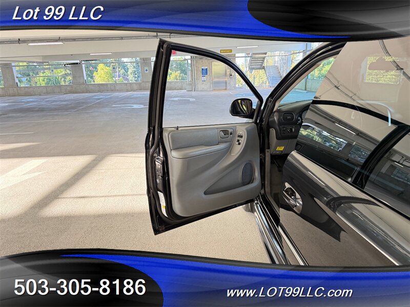 Used 2006 Chrysler Town & Country Touring w/ Trailer Tow Prep Group FWD image 36
