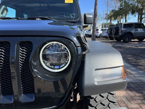Used 2022 Jeep Wrangler Sport image 6