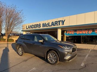 Used 2024 Toyota Highlander Platinum video 1