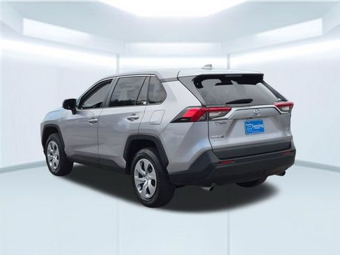 Used 2022 Toyota RAV4 LE FWD image 3