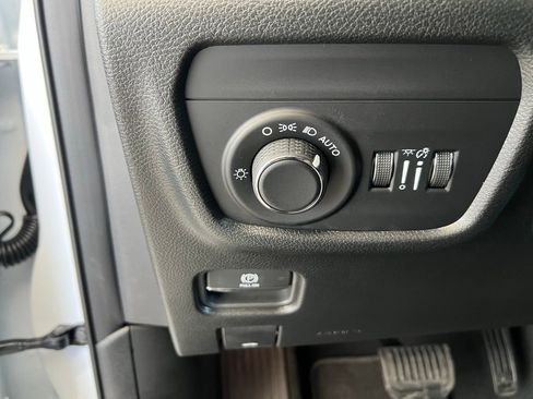 New 2025 Jeep Grand Cherokee L Laredo image 10