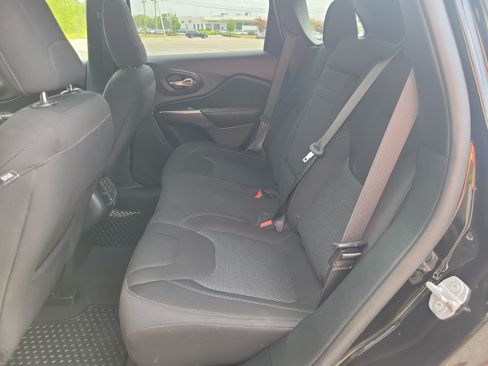 Used 2019 Jeep Cherokee Latitude w/ Cold Weather Group AWD/4WD image 16