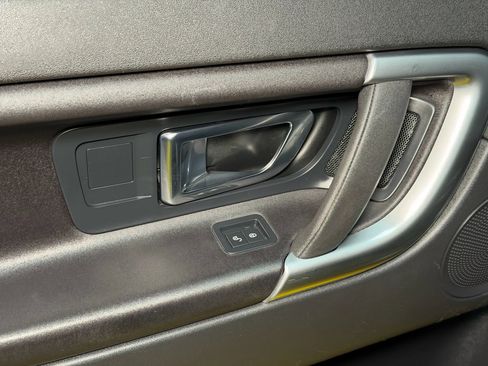 Used 2017 Land Rover Discovery Sport SE image 33