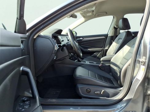 Used 2024 Volkswagen Jetta SE FWD image 16