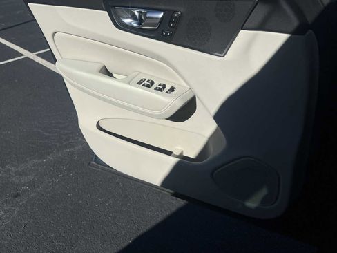 Used 2022 Volvo XC60 B5 Momentum w/ Advanced Package image 17