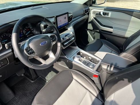 Used 2023 Ford Explorer XLT w/ Equipment Group 202A AWD/4WD image 18