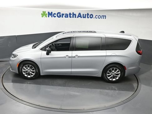 Used 2026 Chrysler Pacifica Limited FWD image 28