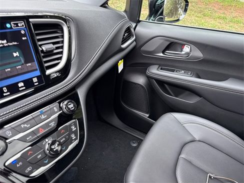 New 2026 Chrysler Pacifica Select image 26