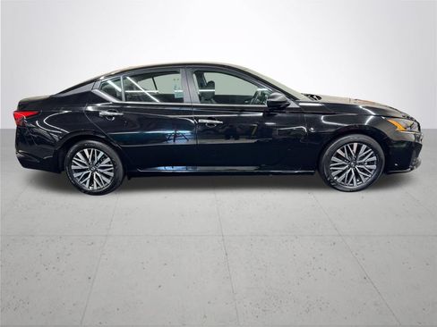 Used 2025 Nissan Altima 2.5 SV FWD image 8