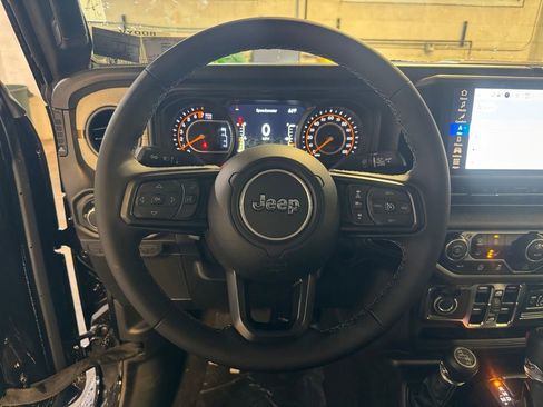 New 2025 Jeep Gladiator Sport image 15