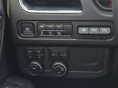 Used 2024 Chevrolet Tahoe Premier AWD/4WD image 22