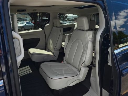 Used 2017 Chrysler Pacifica Limited w/ UConnect Theater Package FWD image 42