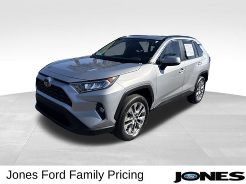 Used 2021 Toyota RAV4 XLE Premium image 3