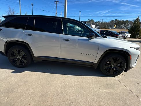 Used 2024 Jeep Wagoneer Launch Edition image 7