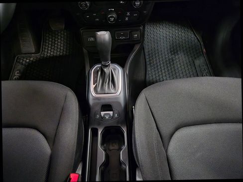 Used 2023 Jeep Renegade Latitude AWD/4WD image 16