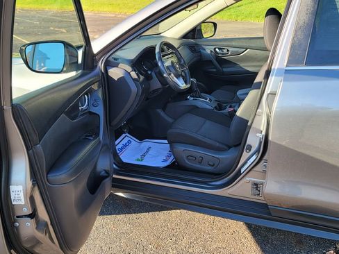 Used 2017 Nissan Rogue SV image 18