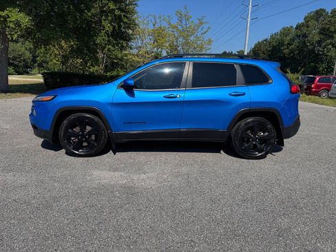 Used 2018 Jeep Cherokee Latitude w/ Altitude Package FWD image 9