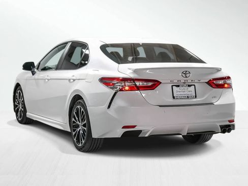 Used 2019 Toyota Camry SE image 2