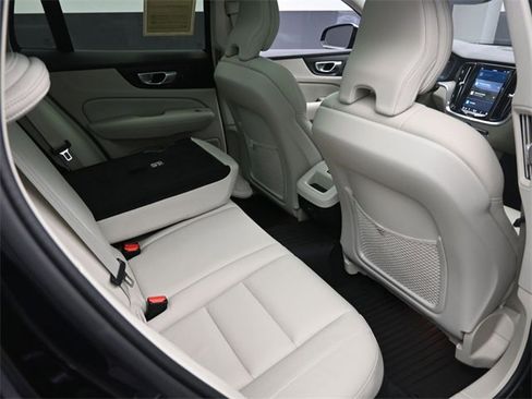 Used 2024 Volvo V60 B5 Cross Country Plus image 28