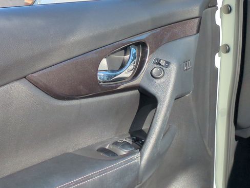 Used 2018 Nissan Rogue SV w/ Premium Package image 14