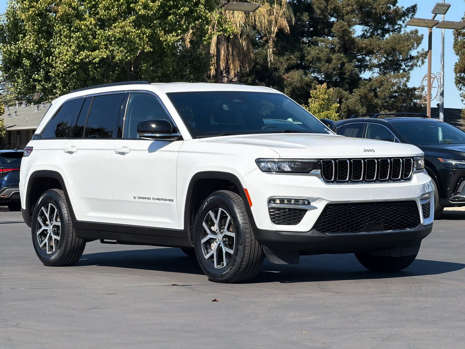 Used 2024 Jeep Grand Cherokee Limited RWD image 5