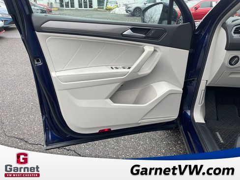 Used 2023 Volkswagen Tiguan SE w/ Panoramic Sunroof Package image 11
