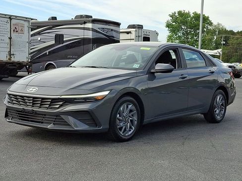 Used 2024 Hyundai Elantra SEL FWD image 6