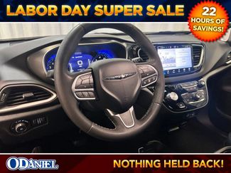 Used 2025 Chrysler Pacifica Select FWD video 3