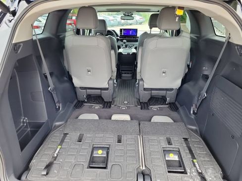 Used 2025 Toyota Sienna XLE FWD image 11
