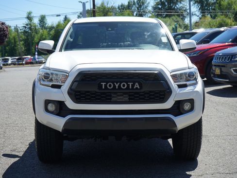 Used 2018 Toyota Tacoma SR5 AWD/4WD image 7