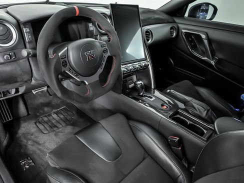 Used 2011 Nissan GT-R Premium image 20