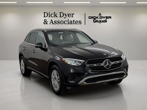 Used 2025 Mercedes-Benz GLC 300 image 1