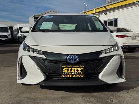 Used 2017 Toyota Prius Prime Plus w/ Preferred Accessory Package FWD image 5