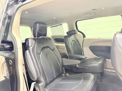 Used 2022 Chrysler Pacifica Touring-L image 17