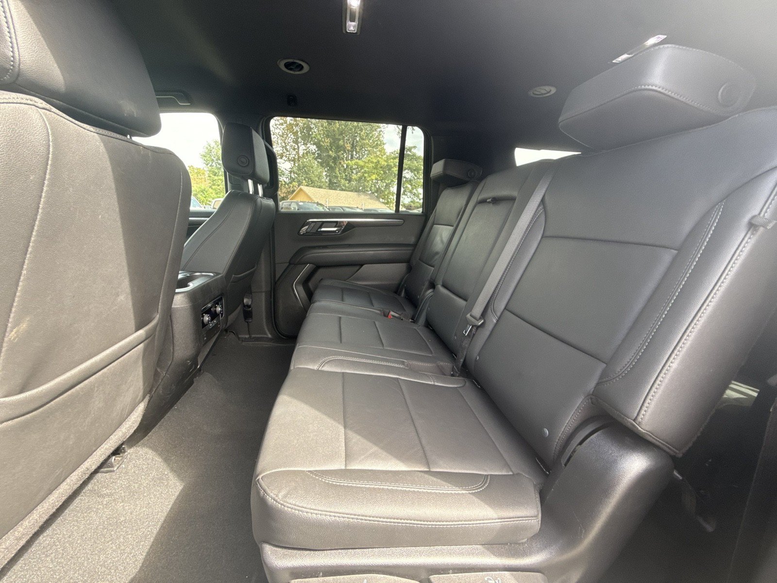 Used 2025 Chevrolet Suburban Z71 AWD/4WD image 24