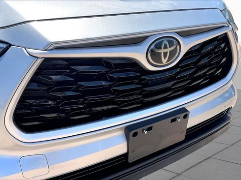 Used 2021 Toyota Highlander XLE FWD image 30