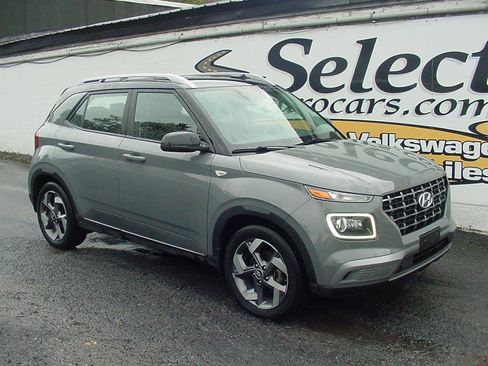 Used 2022 Hyundai Venue Limited image 2