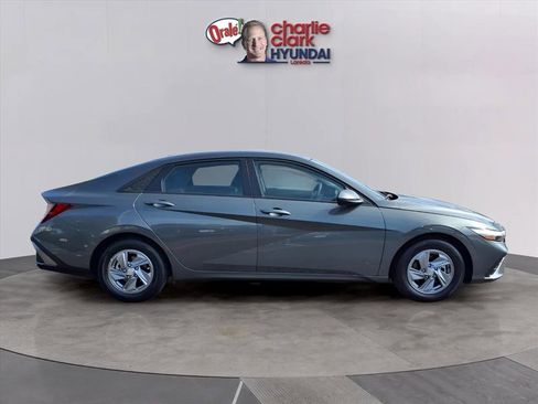 Certified 2025 Hyundai Elantra SE image 6